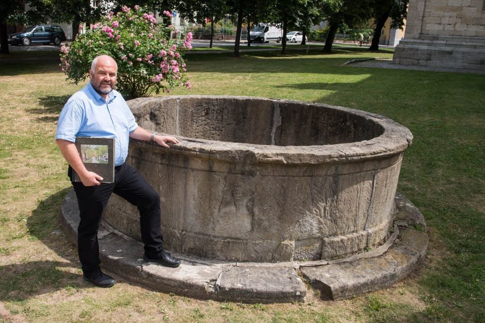 Ingolf Andrees von der Initiative für den Erhalt des grünen Domplatzes am sogenannten Simsonbrunnen, der saniert werden soll.