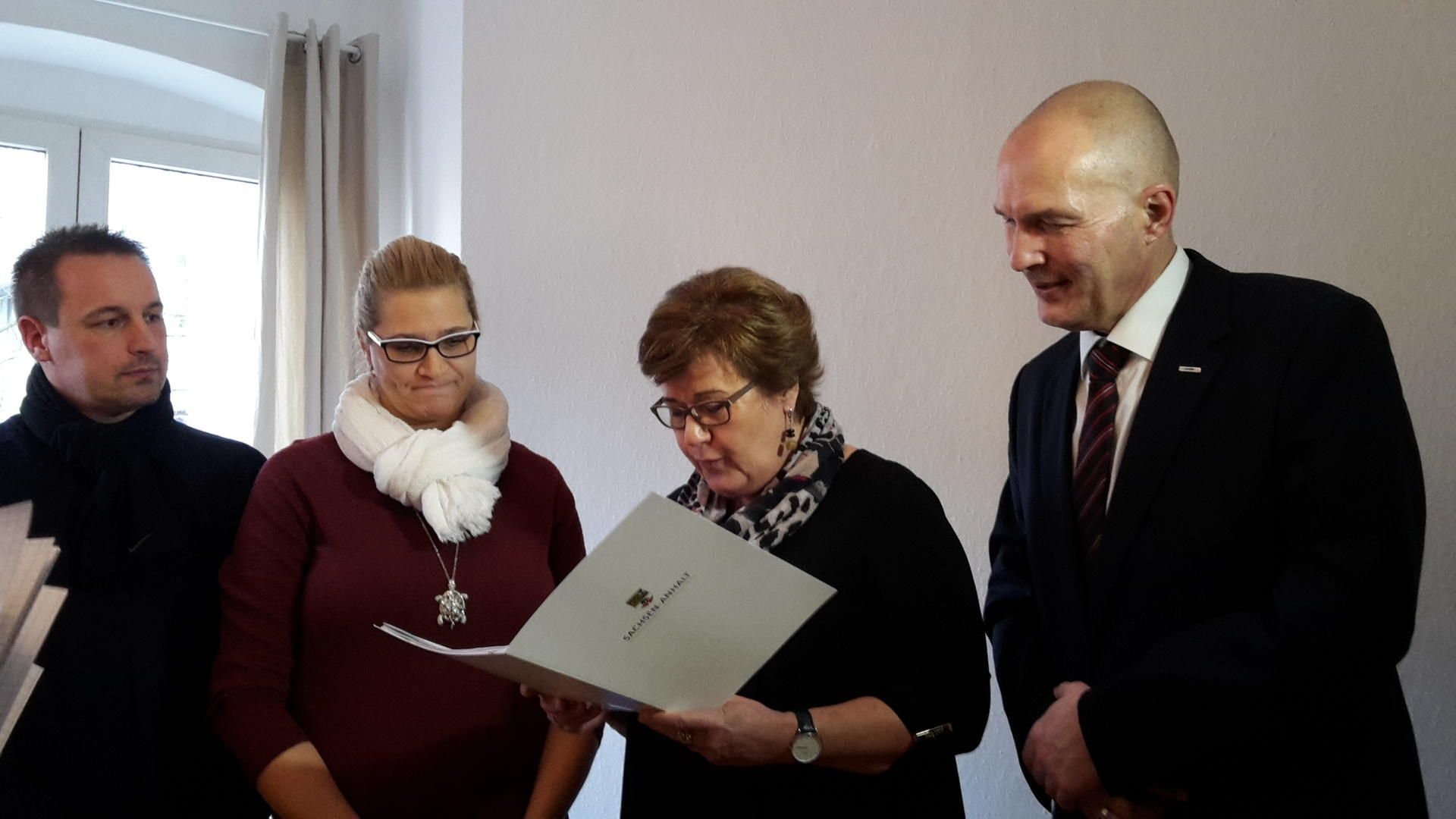 Von links: Projektleiter Guido Stark, Regionalleiterin Sandra Sikorski vom Internationalen Bund (IB) als Projektträger, Sozialministerin Petra Grimm-Benne und Jobcenter-Chef Jan Kaltofen.