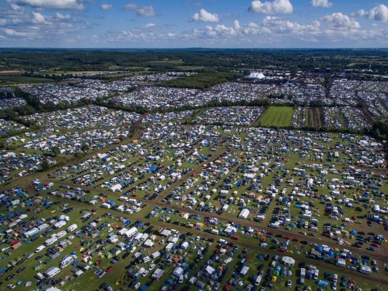 Blick auf das Festivalgelände des Wacken Open Air. Foto: Axel Heimken/Archiv