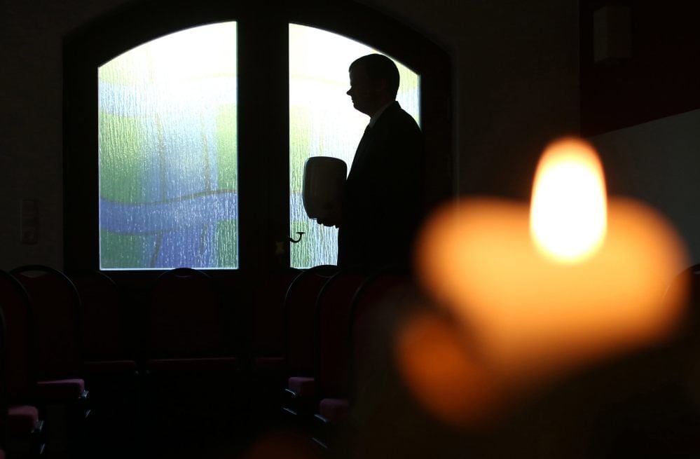 Eine Trauerkerze und passende Worte mögen trösten. Eine Bestattungszeremonie, an der nur ein begrenzter Personenkreis teilnimmt, kann den Abschied von einem lieben Angehörigen oder Freund aber beeinträchtigen.