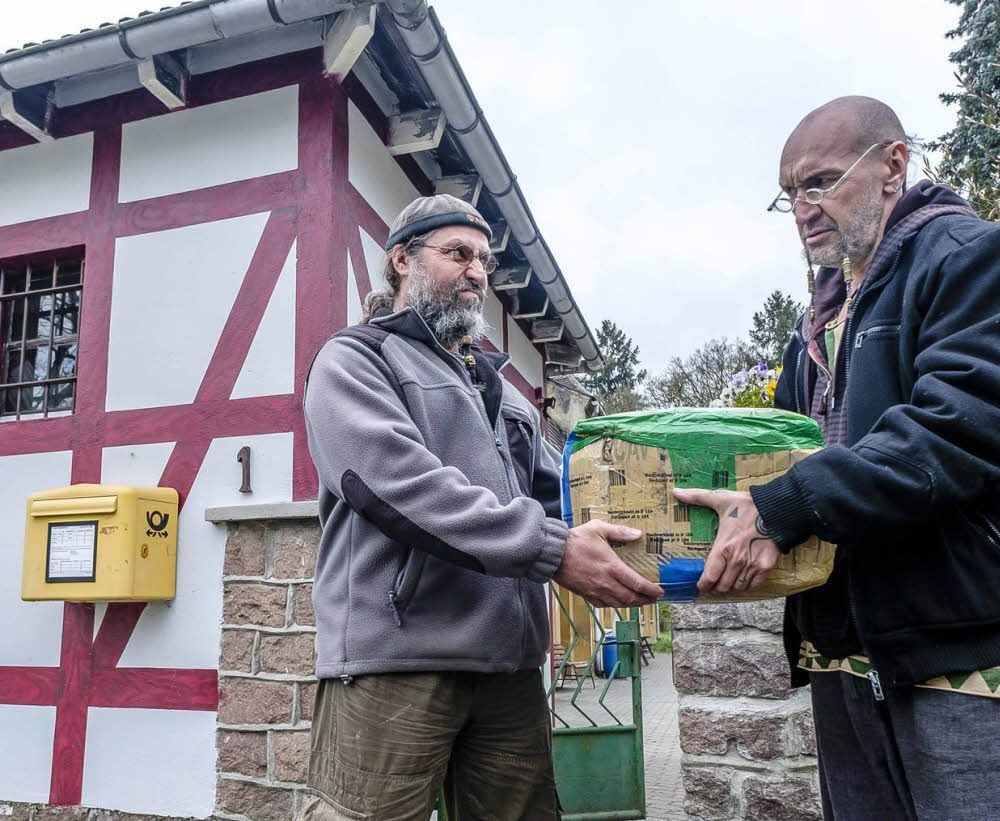 Axel Wallach (re.) und sein Freund Frank Kleeblatt aus Tornau sind sauer. Monatelang haben sie auf die im Dezember in Thailand verschickten Pakete gewartet. Von der Deutschen Post fühlen sie sich hingehalten und abgewimmelt.