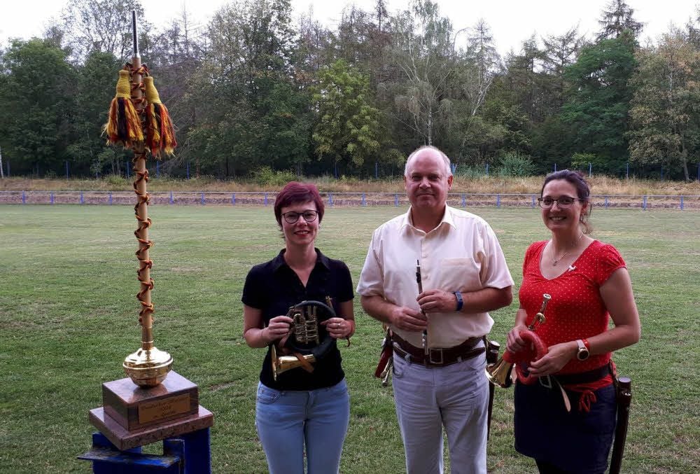 Mandy Schmelzer, Tino Haake und Judith Werner (v.li.) mit der 2004 gewonnen Trophäe für den 1. Platz bei der Deutschen Meisterschaft.