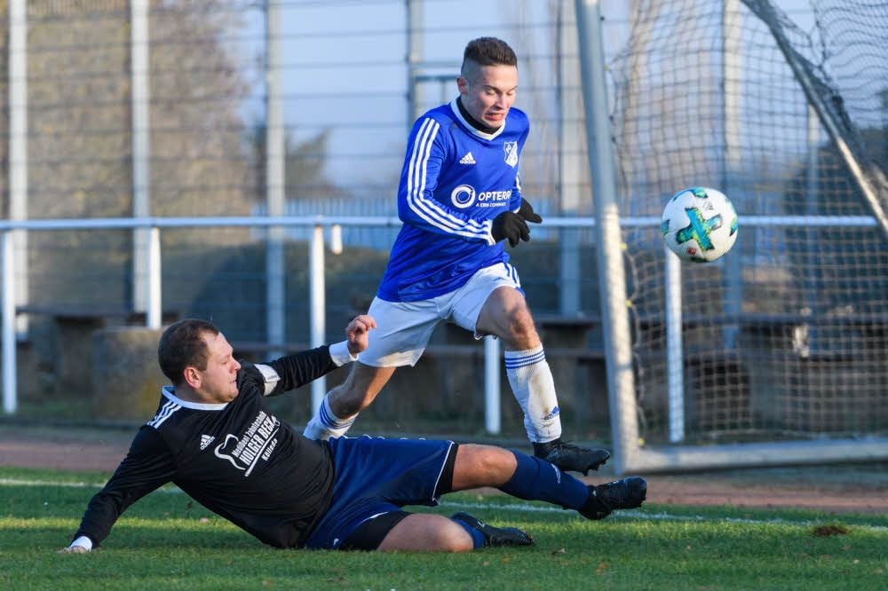 Im Kreisoberliga-Derby zwischen dem FC ZWK und Lossa/Rastenberg wurde um jeden Ball gekämpft. Hier versucht Gästespieler und Torschütze Kai Vollrath, den Nebraer Lukas Eckardt zu stoppen.