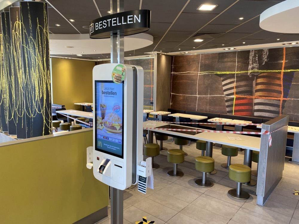 Das Naumburger McDonalds-Restaurant: Mit Flatterband sind die eng nebeneinander liegenden Sitze gesperrt. An anderen Plätzen wird herzhaft zugebissen.