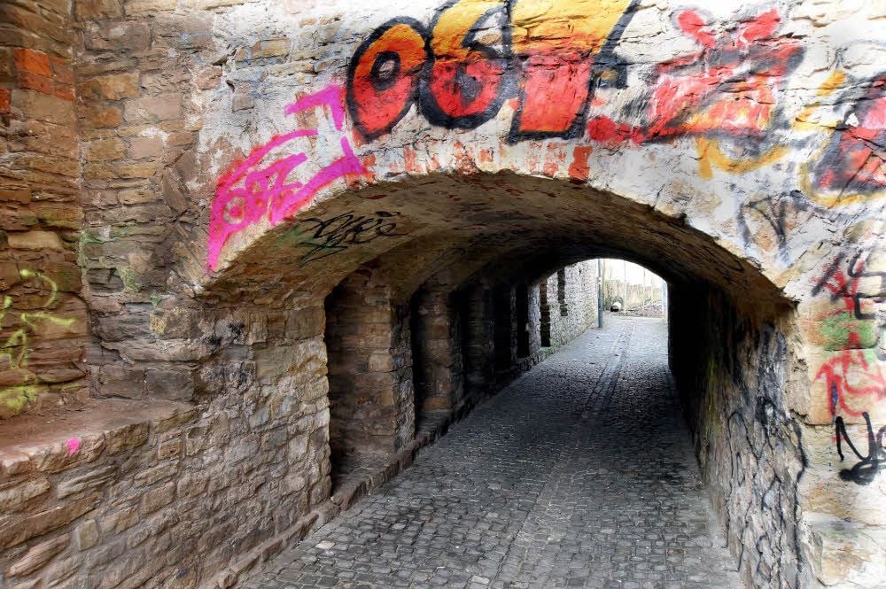 Auch historische Mauern wurden verunstaltet.