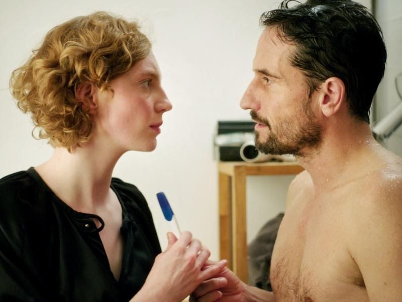 Hauptkommissar Stedefreund (Oliver Mommsen) hat eine Beziehung mit BKA-Kollegin Linda Selb (Luise Wolfram) - Szene aus dem ARD-Krimi „Tatort - Zurück ins Licht”. Foto: Radio Bremen