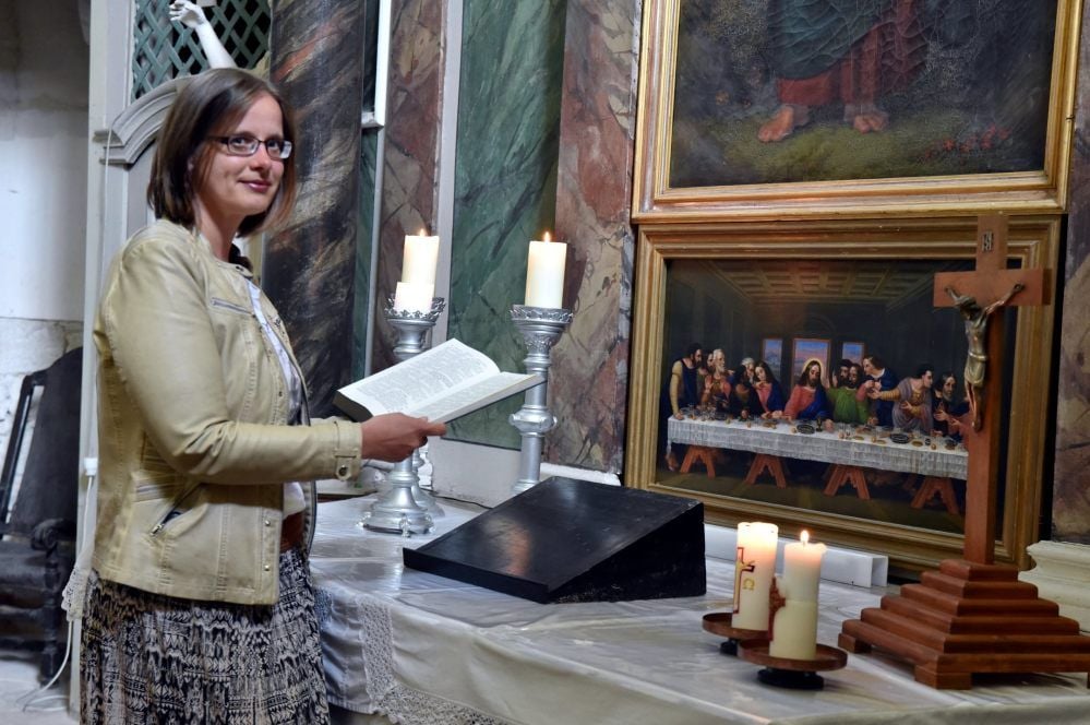 Ingrid Gätke steht vor dem Altar der Teucherner Kirche. Dort hält sie die Gottesdienste ab.