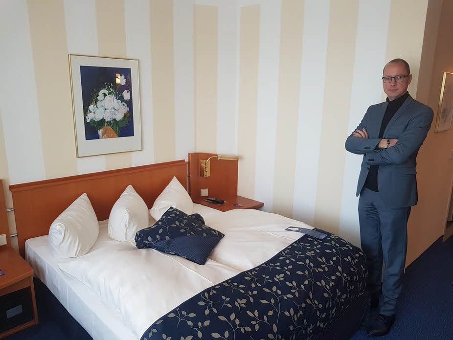 Julian Tschon, der Chef des Merseburger Radisson Blu, steht in einem der Business-Zimmer. In seinem Haus übernachteten schon viele Promis.