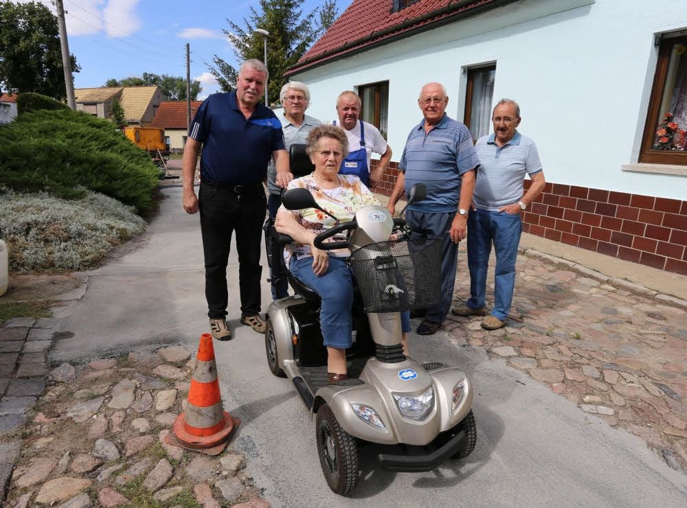 Christel Elster (Mitte) kann nun sicher über die Straße fahren.