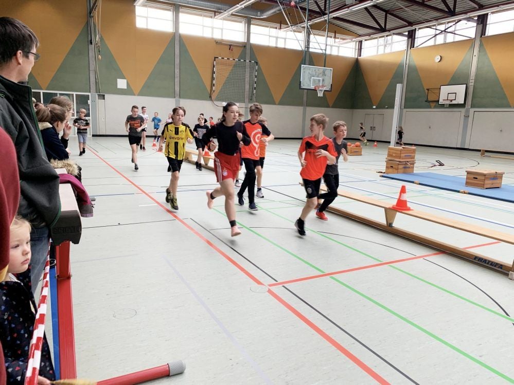 Beim Sponsorenlauf sammeln die Schüler Spenden für ihre erbrachte Leistung.