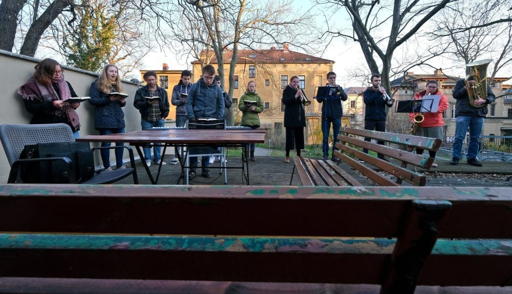 Die Studierenden des Schlesischen Konvikts in der nördlichen Innenstadt spielen jeden Abend Musik im Garten - die ist weithin hörbar.
