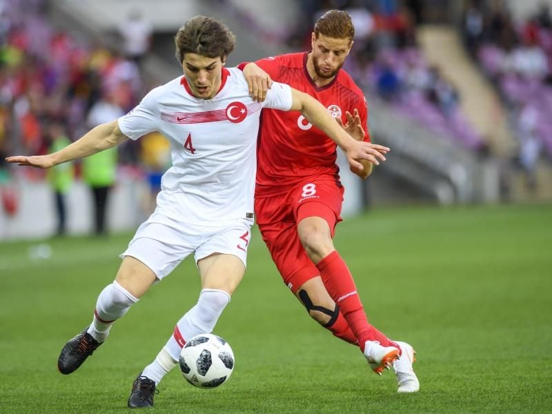 Der türkische Torschütze Caglar Söyüncü (l) beim Zweikampf mit dem Tunesier Fakhreddine Ben Youssef. Foto: Martial Trezzini