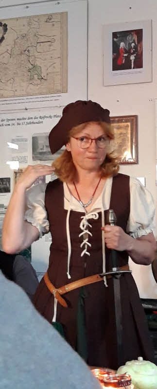 Sybille Zugowski hat ihr neues Buch in Pretzsch vorgestellt - in Tracht und mit kleinen gespielten Szenen.