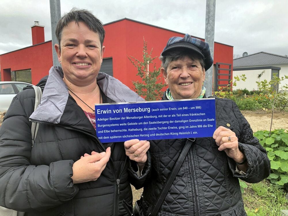 Heike (l.) und Elfrun Gölldner mit dem Schild für die Erwinstraße