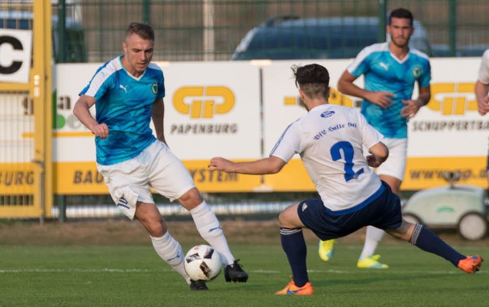 Stephan Neigenfink (l.), hier im Duell mit Halles Jihad Mirza, hätte allein für die Entscheidung in dem Oberliga-Landesderby sorgen können.