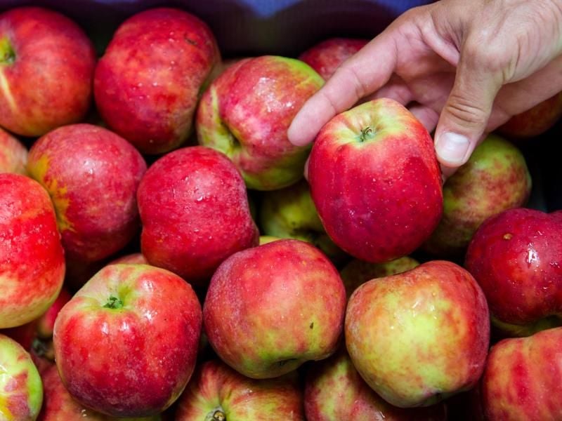 Äpfel der Sorte Gravensteiner liegen aufeinander. Foto: Daniel Bockwoldt/Archiv