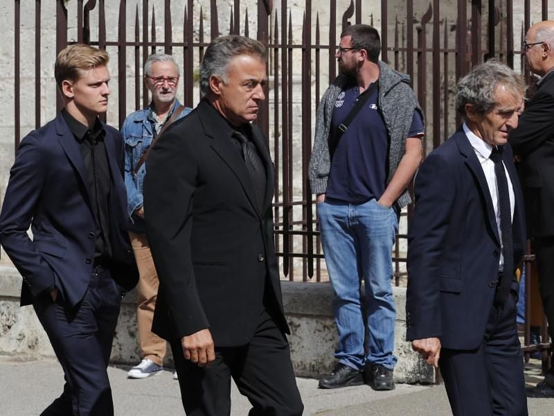 Die ehemaligen Rennfahrer Alain Prost (r) und Jean Alesi (M) begeben sich neben Mick Schumacher (l) zur Trauerfeier für Anthoine Hubert in die Kathedrale von Chartres. Foto: Thibault Camus/AP