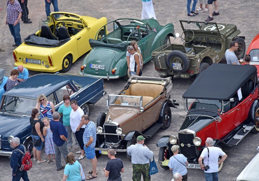 Der Reiz jeder Curbici Veterano: Besucher gehen auf Tuchfühlung mit Oldtimern und Chauffeuren.