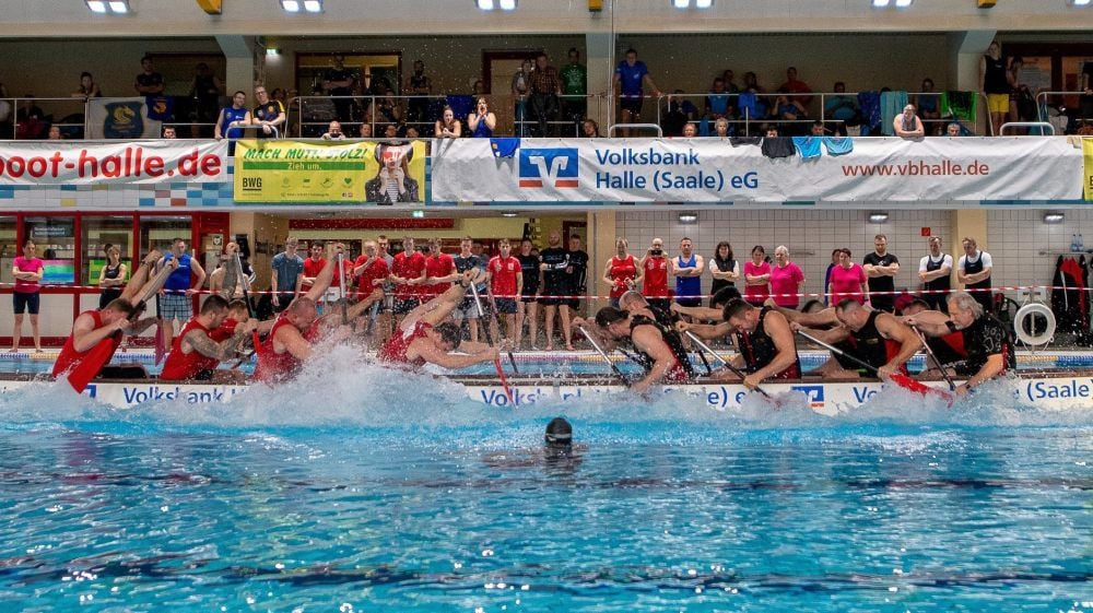 Voll im Einsatz: In der Klasse Sport Open liefern sich die Vikings aus Halle (rot) mit den Sportlern der Elbe Crew beim Indoorcup der Drachenboote in der Neustädter Schwimmhalle ein spritziges Duell.