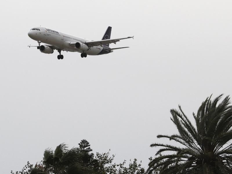 Flugzeug beim Landeanflug auf Mallorca - die Bundesregierung holte zu Beginn der Corona-Pandemie rund 240.000 Deutsche zurück in die Heimat. Foto: Clara Margais/dpa/dpa-tmn