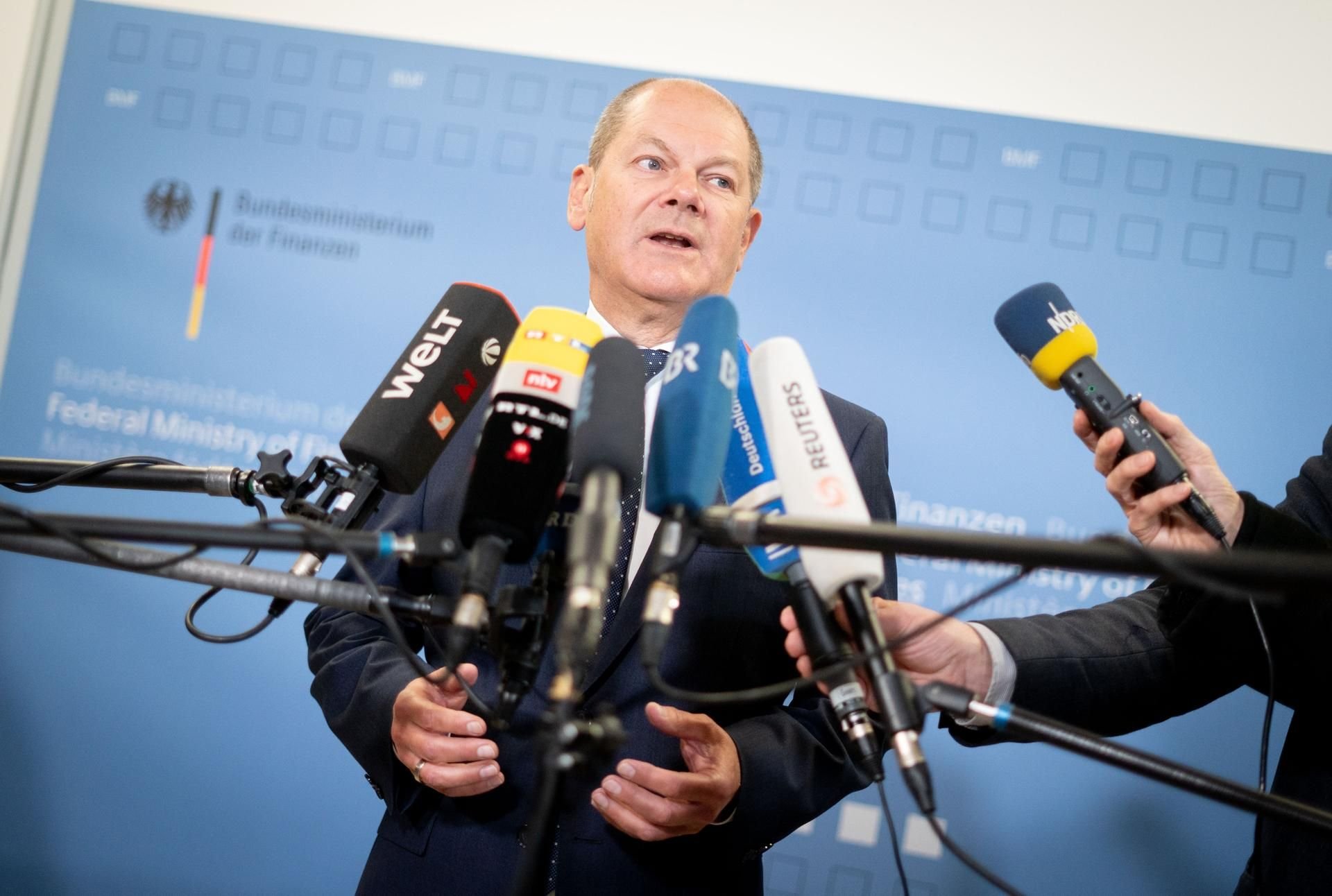 Olaf Scholz (SPD), Bundesminister der Finanzen, spricht in seinem Ministerium mit den Medienvertretern.