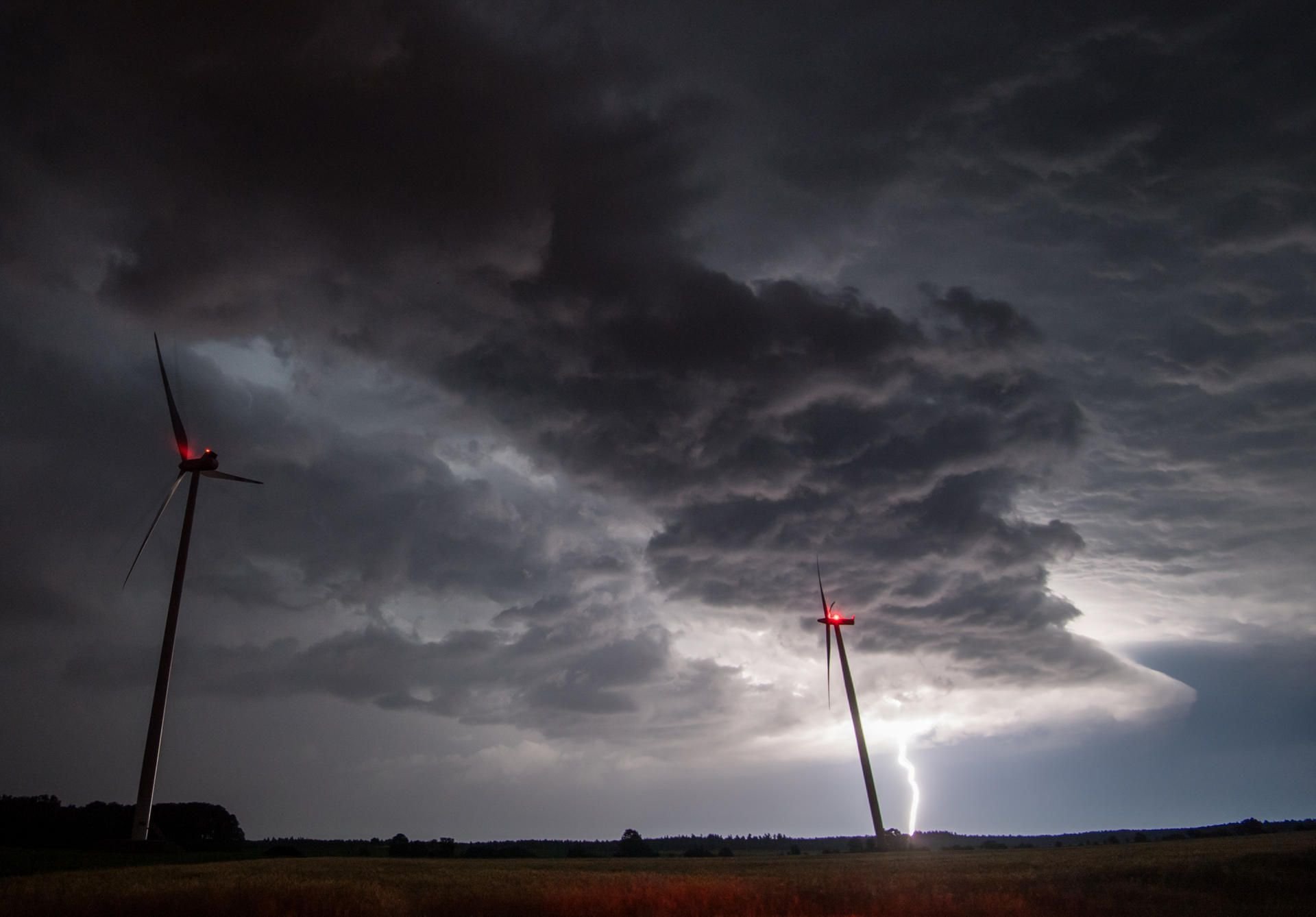 Ein Blitz zuckt aus dem Wolkenband einer Gewitterzelle. Auch in Thüringen sind nach dem Unwetter vom Donnerstag erhebliche Schäden zu verzeichnen.