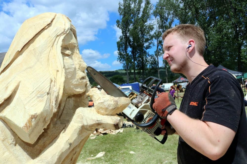 Marvin Gabler ist einer der Künstler, die mit der Kettensäge in Hohlstedt fantastische Skulpturen erstellten.