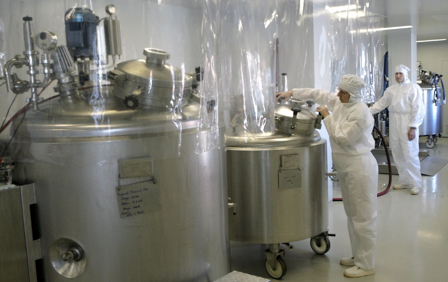Laborantinnen überprüfen in der Serumwerk AG in Bernburg Ansatzbehälter für Isotonische Natriumchlorid-Lösung.