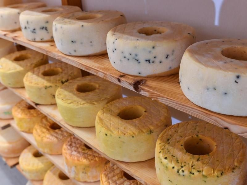 Käserinde muss nicht immer abgeschnitten werden vor dem Verzehr. Viele Rinden sind essbar, sie geben oft soagr erst dem käse den Geschmack. Foto: Patrick Pleul