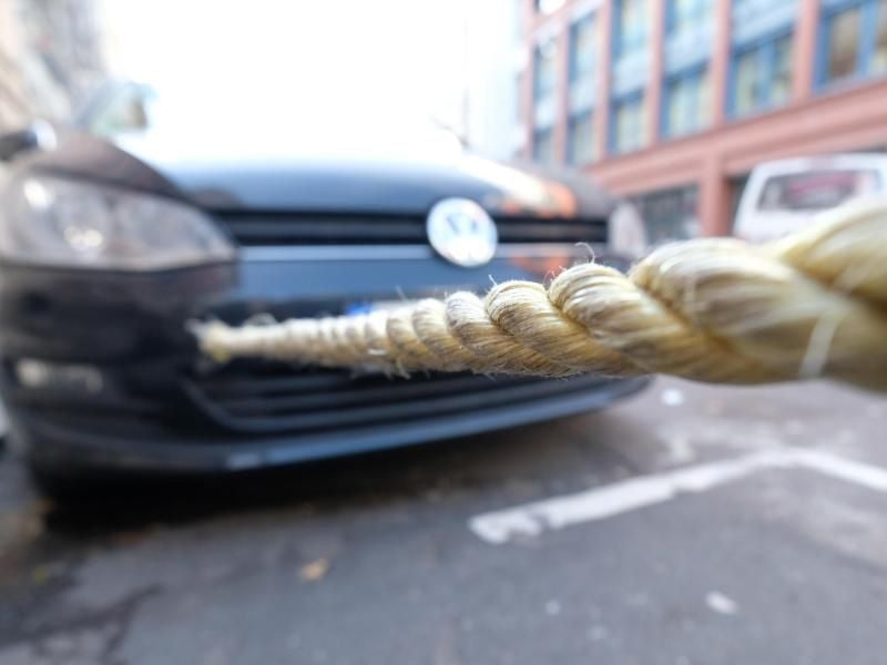 Beim Abschleppen sollte das Seil zwischen den beiden Autos stets straff bleiben. Foto: Sebastian Willnow