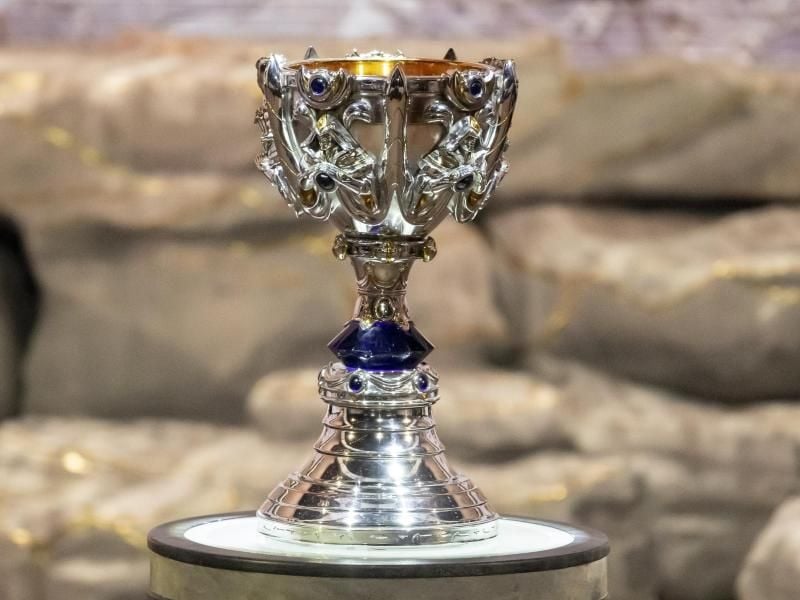 Der „Summoner's Cup”, der Pokal der League-of-Legends-Weltmeisterschaft, im vergangenen Jahr in Berlin. Foto: Christoph Soeder/dpa