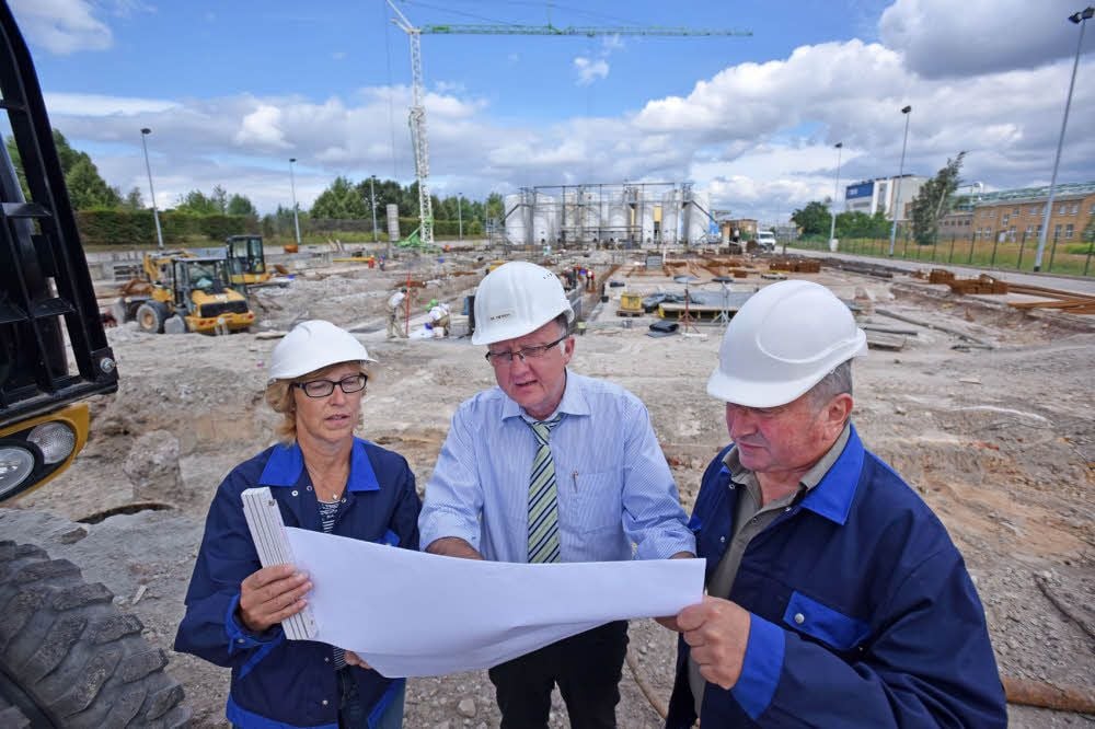 Betriebsleiterin Heike Troitzsch, Geschäftsführer Dr. Jörg Dietrich und stellv. Produktionsleiter Dr. Fred Hoppe (v.l.) mit dem Übersichtsplan.