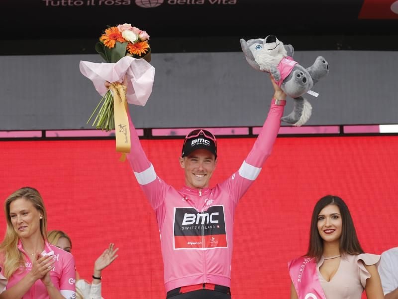 Der Australier Rohan Dennis vom Team BMC Racing jubelt im Rosa Trikot des Führenden in der Gesamtwertung. Foto: Yuzuru Sunada/BELGA