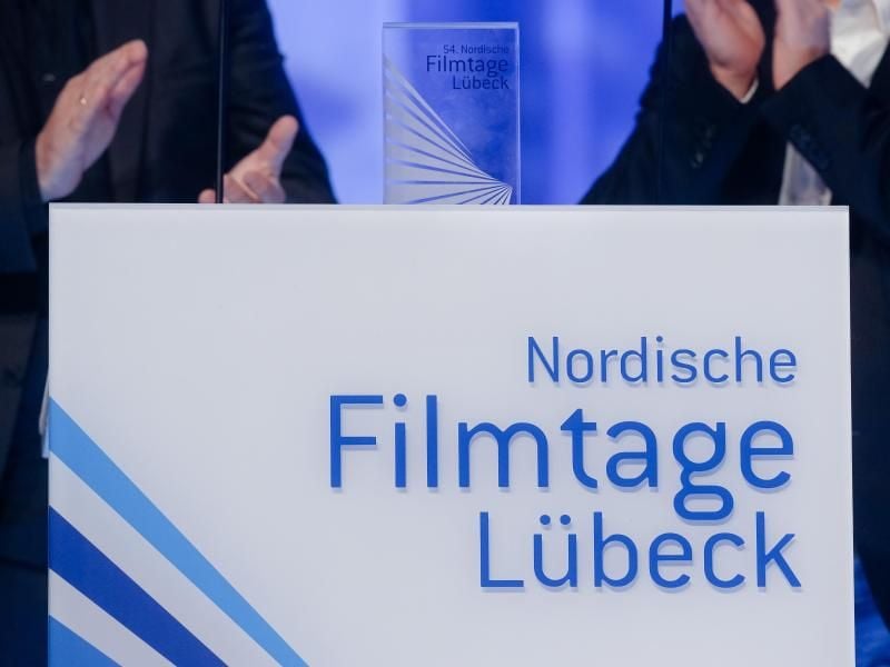 Der Schriftzug und ein Preis der „Nordischen Filmtage” aus einem vergangenen Jahr sind auf der Bühne zu sehen. Foto: Markus Scholz/Archiv