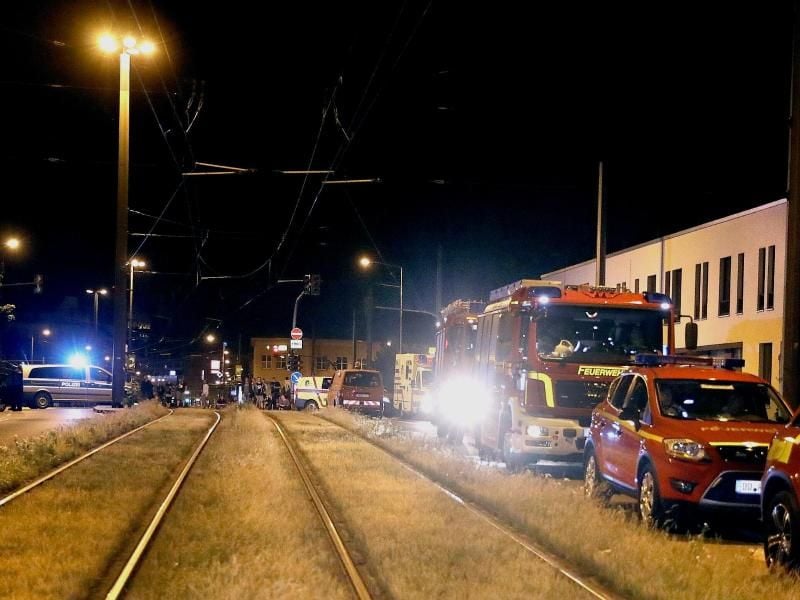 Polizei und Feuerwehr im Einsatz in der Nähe des Fundortes einer Fliegerbombe. Foto: Tino Plunert