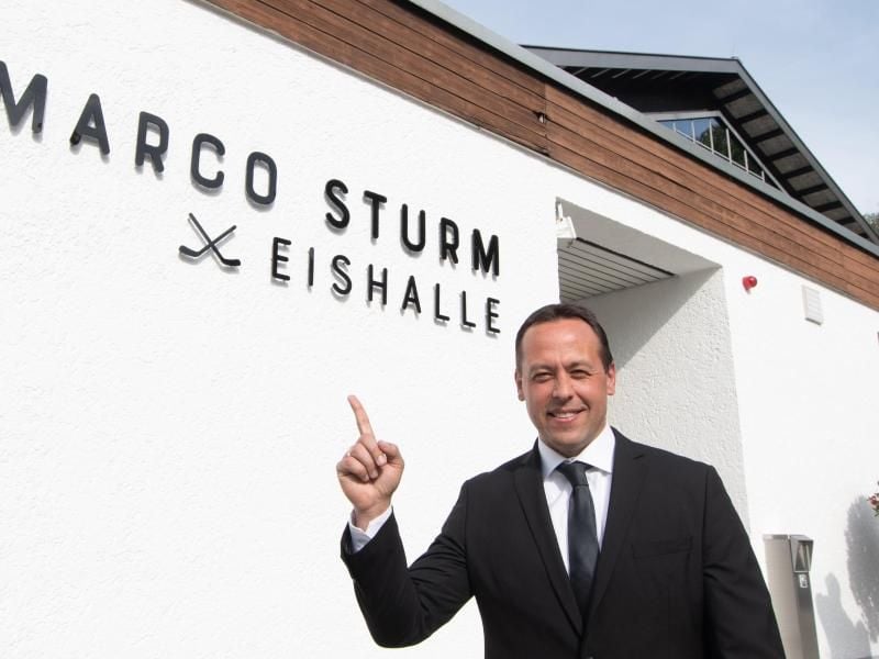 Erfolgscoach: Eishockey-Bundestrainer Marco Sturm bei der Ehrung im niederbayerischen Dingolfing. Foto: Armin Weigel