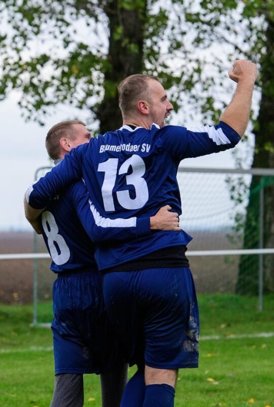 Mit seinem „goldenen“ Tor gegen den SV Kaiserpfalz feierte Ronny Benndorf (r.) ein erfolgreiches Comeback nach langer Verletzungspause.