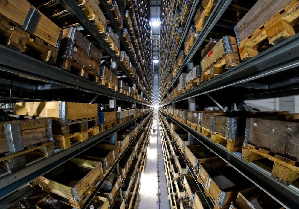 Zehn Millionen Euro hat das Unternehmen KSB in das Hochregallager und eine Logistikhalle im Werk in Halle investiert.