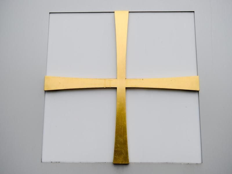 Blick auf ein Kreuz am Haus der Kirche in Kassel, dem Sitz der Evangelischen Kirche von Kurhessen-Waldeck (EKKW). Foto: Uwe Zucchi/Archivbild