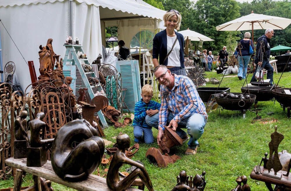 Zu den ersten Besuchern der Messe „Lebensart“ in Schkopau gehörte Familie Müller aus Leipzig, die hier bei den Dekoartikeln stöbert.