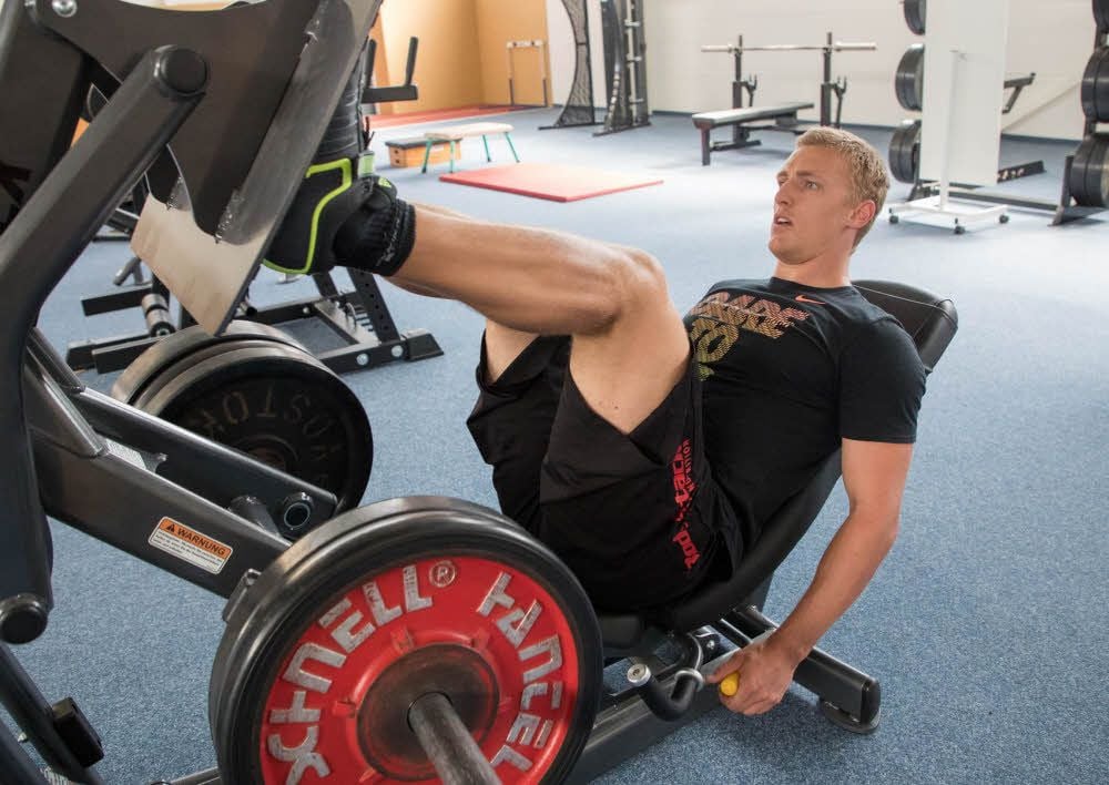 Thorsten Margis an der Beinpresse im Kraftraum der Trainingsstätte der Robert-Koch-Straße. Das Athletiktraining ist für ihn immens wichtig.