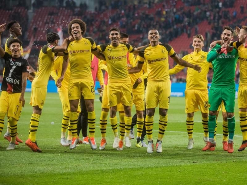 Die Dortmunder feiern das 4:2 in Leverkusen. Foto: Rolf Vennenbernd