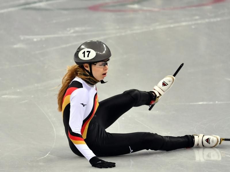 Anna Seidel stürzt im Lauf über 1.500 Meter. Foto: Peter Kneffel