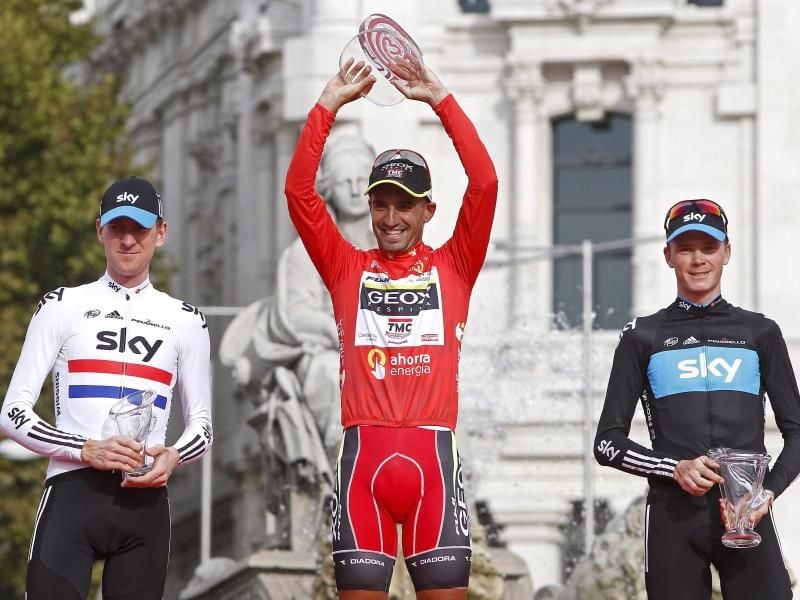 Juan José Cobo Acebo (M.) stand 2011 ganz oben auf dem Vuelta-Podium vor Chris Froome (l) und Bradley Wiggins. Foto: Jose Manuel Vidal