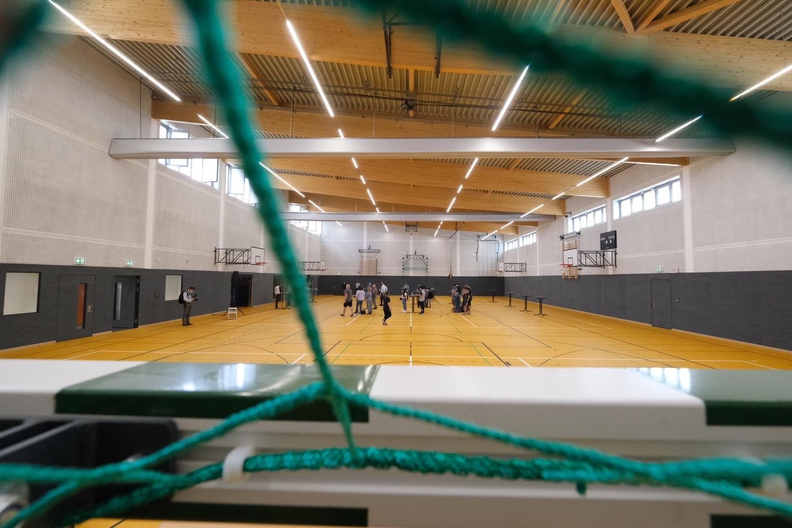 Die neue Zweifelder-Sporthalle am Holzplatz kann sowohl für den Schulsport als auch von Vereinen genutzt werden.