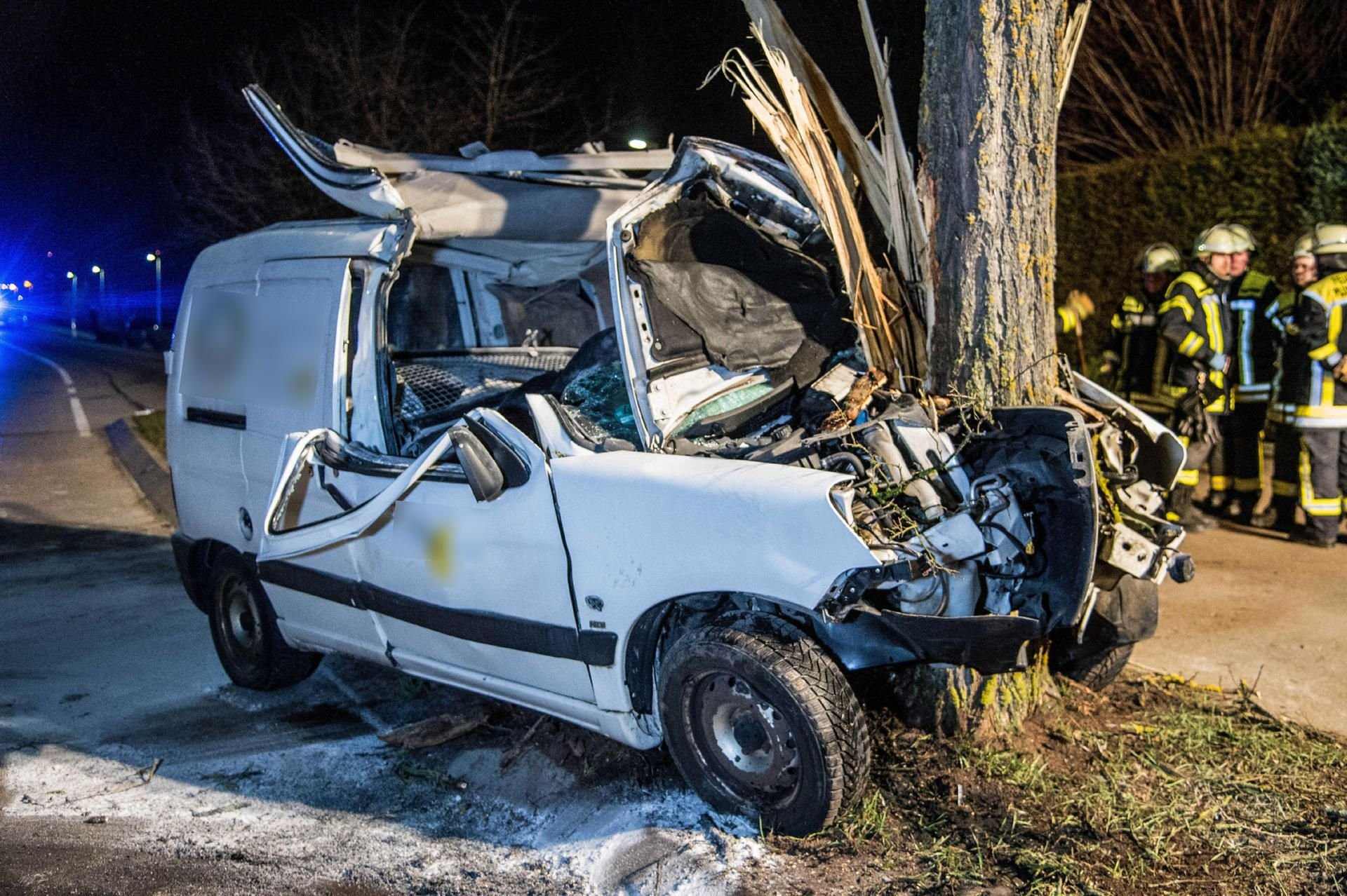Das Wrack eines Autos steht an einem Baum in Plüderhausen im Rems-Murr-Kreis.