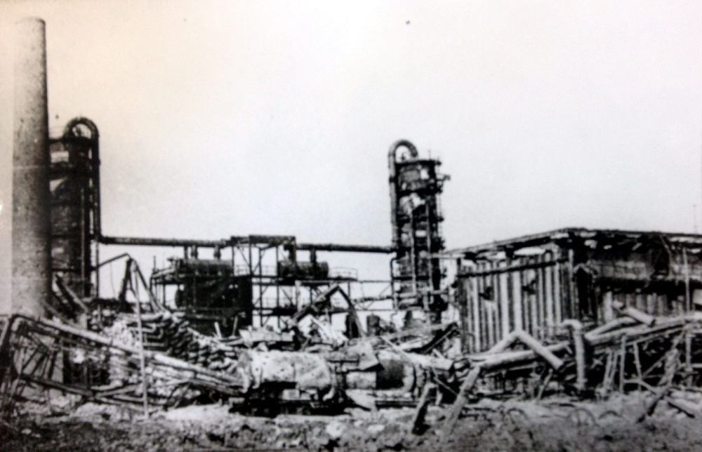 Seit dem Juni 1944 wurden in dem Außenkommando „Wille“ des KZ Buchenwald bei Zeitz die Insassen für Arbeiten bei der Beseitigung von Schäden im Rüstungswerk der Brabag in Tröglitz eingesetzt.