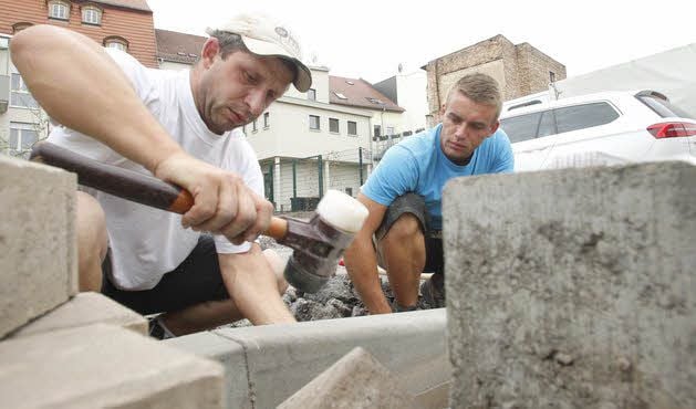 Im Innenhof verlegen Rene Ludwig und Sven Götze von einer Sangerhäuser Baufirma noch Borde.