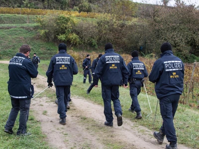 Polizisten suchen in den Weinbergen bei Endingen nach der verschwunden 27-jährigen Joggerin. Mehr als 50 Polizisten sowie zahlreiche Helfer von Rettungsorganisationen sind im Einsatz. Foto: Patrick Seeger
