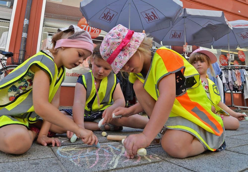 In der Krügerbrücke haben die Kinder der Christlichen Kindertagesstätte nahezu jede Gehwegplatte verziert.